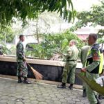 Kompak..!! Babinsa Gilingan Bersama Linmas Bersihkan Lingkungan Kantor Kelurahan