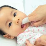 Intip Yuk Cara Menggosok Gigi dan Mulut Pada Bayi Dengan Benar!