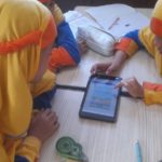 Murid SD Muh PK Kottabarat Belajar Matematika dengan Tablet