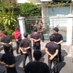 Karyawan Resto SS Digembleng Latihan PBB Oleh Babinsa Kelurahan Manahan, Ini Tujuannya