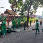 Ajak Linmas Kerja Bakti, Babinsa Mangkubumen Tekankan Pentingnya Kebersihan Lingkungan