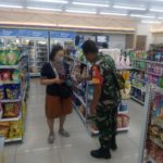 Antisipasi Lonjakan Harga Sembako Babinsa Purwosari Kontrol Ketersediaan Sembako di Indomaret Plus