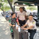 Tingkatkan Kamtibmas Babinsa Pasarkliwon Laksanakan Komsos Dengan Security di RS Kustati