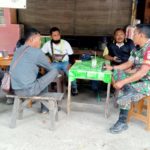 Sembari Nongkrong di Warung Kaki Lima, Babinsa Semanggi Laksanakan Pembinaan Teritorial di Wilayah Binaan