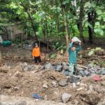 Sigap…!!! Babinsa Ketelan Bersama Warga Gotong-royong Perbaiki Saluan Air