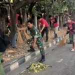 Kerja Bakti Bersihkan Lingkungan Anggota Koramil 04/Jebres Gerakkan Semangat Gotong-Royong