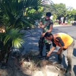 Meski Tanggal Merah, Babinsa Kelurahan Kerten Bersama Warga Tetap Laksanakan Kerja Bakti Wilayah