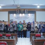 PENYERAHAN SK IZIN PEMBUKAAN PROGRAM STUDI INFORMATIKA PROGRAM SARJANA UNIBA SURAKARTA OLEH KEPALA LLDIKTI WILAYAH VI