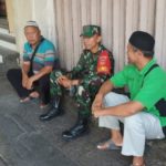 Pererat Komunikasi Sambil Berpatroli, Babinsa Sudiroprajan Sambangi Warga Binaan