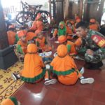 Babinsa Kelurahan Laweyan Dampingi Anak-anak Latihan Membatik, Ini Tujuannya