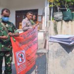 Peduli Lingkungan, Babinsa Kelurahan Jagalan Bersama Bhabinkamtibmas Pasang Spanduk Larangan Buang Sampah di Sungai Mbah Sonto