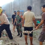 Ciptakan Lingkungan Bersih Dan Nyaman, Babinsa Kepatihan Wetan Bersama Warga Laksanakan Kerja Bakti Pembersihan Lingkungan