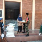 Peran Aktif Babinsa Babinsa Pucangsawit Dalam Pendistribusian Bantuan Beras Untuk Warga Kurang Mampu
