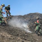 Sigap Dan Semangat..!! Koramil 04/Jebres Bantu Padamkan Titik Api Kebakaran di TPA Putri Cempo