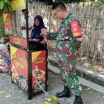 Majukan UMKM, Babinsa Sumber Berikan Motivasi Dan Pengarahan Kepada Penjual Bola Telur