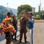 Pererat Hubungan Internasional, Siswa Perwira Berbagai Negara Kunjungi Stand Akademi Militer Di TNI AD Fair 2023.