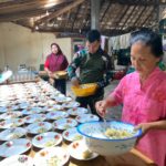 Tak Canggung, Satgas TMMD Ikut Masak Didapur Bersama Emak-Emak