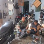 Humanis Dan Sopan, Babinsa Pucangsawit Silaturahmi Dengan Tukang Tambal Ban di Wilayah Binaan 