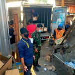 Babinsa Mojosongo Pantau Pelaksanaan Pemusnahan Makanan Ringan Dari Gudang Grosir Supralita