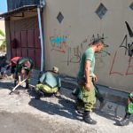 Cegah Banjir Saat Musim Hujan Tiba, Babinsa Gilingan Bersama Linmas Gotong Royong Bersihkan Saluran Air