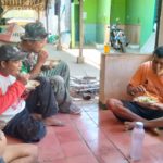 Jalin Keakraban, Satgas TMMD Bersama Warga Makan Siang Bersama