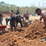 Sinergi TNI-Polri Bersama Masyarakat Bahu Membahu Sukseskan TMMD Di Desa Rejosari