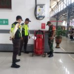 Cegah Bahaya Kebakaran, Babinsa Purwosari Berikan Himbauan Dan Mengecek Kesiapan Apar di Stasiun