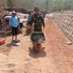 Turun Langsung Bersama Warga, Babinsa Karya Bakti Pembuatan Talud Makam