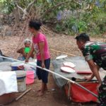 Dampak Kemarau Panjang, Babinsa Salurkan 3000 Liter Air Bersih Untuk Warga Desa Guno