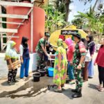 Dampak Kemarau Panjang, Koramil 08/Giriwoyo Bekerja Sama Dengan Beberapa Donatur Salurkan Bantuan Air Bersih Kepada Warga