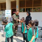 Peduli Perkembangan Pendidikan Anak, Babinsa Gandekan Sambangi Anak-anak Sekolah Dasar