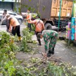 Jum’at Bersih, Babinsa Nusukan Bersama DLH Laksanakan Kerja Bakti Perempelan Ranting Pohon