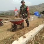 Permudah Warga Bawa Hasil Panen, Babinsa Kulurejo Gotong-Royong Bersama Warga Bantu Bangun Jalan Usaha Tani