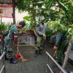 Bersama Staf Kelurahan Dan Linmas, Babinsa Nusukan Laksanakan Kerja Bhakti Bersihkan Lingkungan