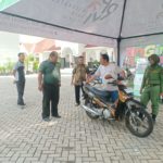 Tumbuhkan Kedekatan Emosional Dengan Warga Binaan Babinsa Kunjungi Bengkel Sepeda Motor