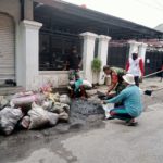 Membaur Dengan Warga, Babinsa Banyuanyar Kerja Bakti Bersihkan Selokan