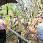 Aliran Sungai Terhalang Bambu Yang Roboh, Danramil 03/Serengan Pimpin Anggotanya Laksanakan Pembersihan