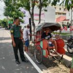 Sambangi Tukang Becak, Babinsa Kelurahan Sondakan Selipkan Pesan Kamtibmas