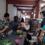 Cek Kestabilan Harga Sembako, Babinsa Pasar Kliwon Sambangi Pedagang di Pasar Tradisional Gading