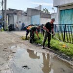 Gunakan Mesin Rumput, Babinsa Banyuanyar Bersama Tim Saberling Laksanakan Kerja Bakti Pembersihan Lingkungan