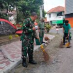 Pelihara Kebersihan Lingkungan, Babinsa Setabelan Ajak Linmas Laksanakan Kerja Bakti