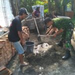 Bersama Warga, Babinsa Banjarsari Gotong Royong Bantu Renovasi Rumah Yang Rusak