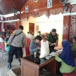 Peran Aktif Babinsa Kepatihan Wetan Bantu Pendistribusian Bantuan Pangan Kepada Warga Masyarakat Kurang Mampu di Wilayah Binaan