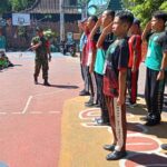 Tingkatkan Kedisiplinan Dan Kekompakan, Babinsa Gilingan Latihkan PBB Kepada Siswa/Siswi SMAN 1 Surakarta