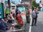 Basmi Sarang Nyamuk, Babinsa Kelurahan Pasar Kliwon Bersama Dinas Kesehatan Laksanakan Fogging