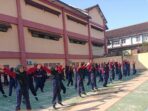 MelaluI MPLS Babinsa Kelurahan Sumber Membentuk Mental Dan Karakter Siswa Sejak Dini Melalui Latihan PBB