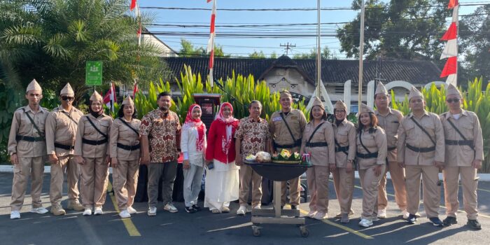 Bergaya Pejuang Tempo Doeloe Uniknya Upacara Peringatan HUT RI 79 Tahun, Hotel Solia Zigna Kampung Batik Laweyan.