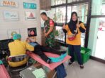 HUT ke-74 SMKN 08 Surakarta, Babinsa Kepatihan Wetan Berperan Aktif Dalam Kegiatan Donor Darah