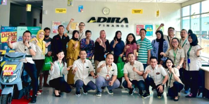 Rayakan HARPELNAS (Hari Pelanggan Nasional) Adira Dinamika MultyFinance Solo Gelar Kegiatan “Adira Menyapa Sahabat”