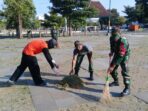 Gunakan Sapu Lidi, Babinsa Keprabon Bersama Abdi Dalem Bersihkan Lapangan Pamedan Puro Mangkunegaran